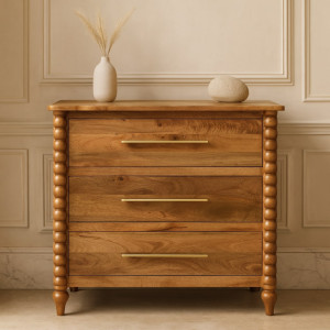 Cassettiera Spindle in legno massello di mango con tre cassetti e maniglie in ottone