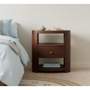 Comodino Bordeaux in legno massello di mango con finitura Wine Wood, cassetto scanalato e due ripiani aperti