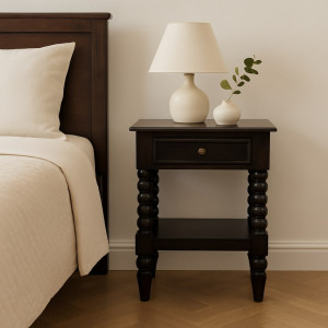 Comodino Spindle Winewood in legno massello di mango con gambe tornite, cassetto e ripiano inferiore aperto