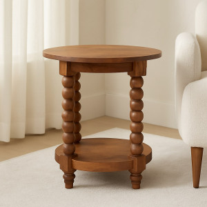 Tavolino rotondo Spindle in legno massello di mango con finitura Golden Teak, gambe tornite e ripiano inferiore aperto