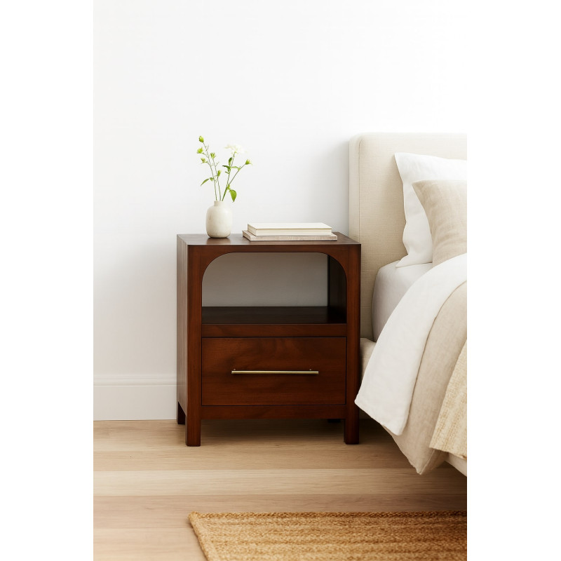 Comodino Arc-Line Winewood in legno massello di mango con vano arcuato, cassetto inferiore e maniglia color ottone
