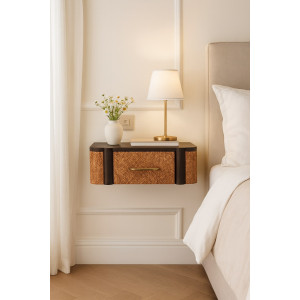 Comodino sospeso Havana in legno massello di mango con finitura Velvet Mocha, cassetto intrecciato e maniglia in ottone