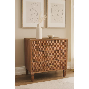 Comò Cadiz Carved con cassetti scolpiti, motivo geometrico, finitura teak dorato e gambe leggermente affusolate.