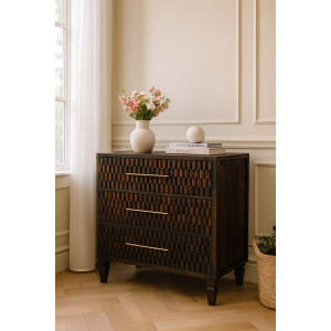 Comò Cadiz Carved con frontali scolpiti, motivo geometrico, finitura Velvet Mocha e gambe leggermente affusolate.