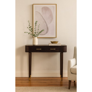 Consolle Belmont con finitura Velvet Mocha, pannelli laterali in rattan, due cassetti e dettagli in ottone anticato.