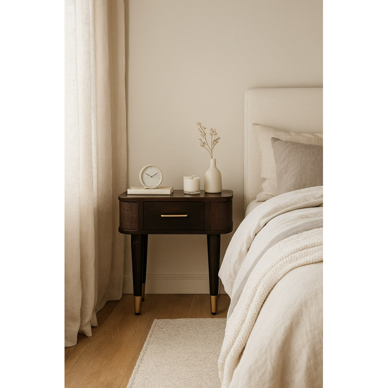 Comodino Belmont con finitura Velvet Mocha, pannelli in rattan intrecciato, cassetto centrale e dettagli in ottone.