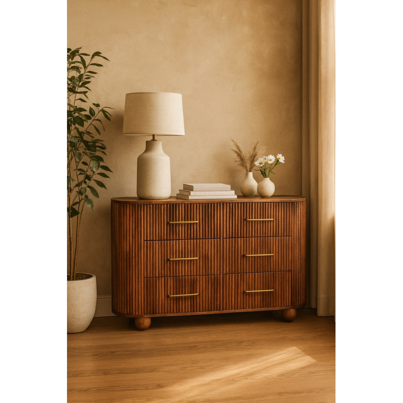 Comò Ridgefront con sei cassetti scanalati, maniglie in ottone anticato e calda finitura mandorla tostata.