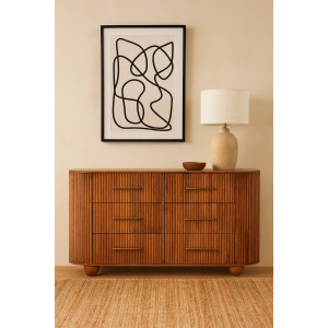 Cassettiera Ridgefront con sei cassetti scanalati, maniglie in ottone e calda finitura color rovere ambrato.