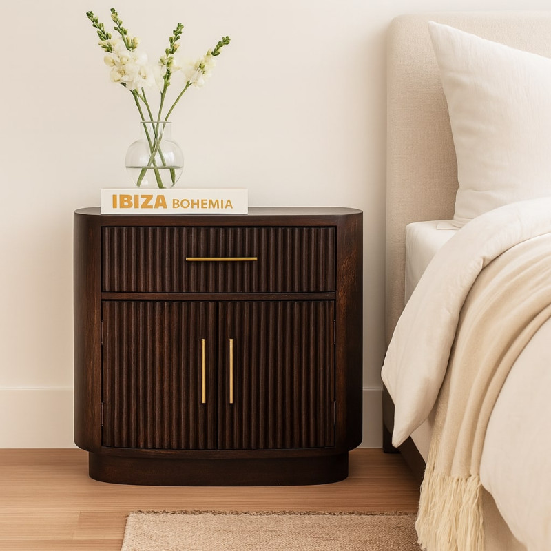 Comodino Milan con finitura Velvet Mocha, design scanalato, un cassetto, due ante e dettagli in ottone spazzolato.