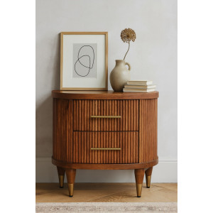Comodino Amber Oak Ribbed con silhouette curva, due cassetti scanalati e calda finitura rovere ambrato.