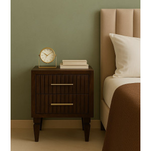 Comodino Belmont con frontali scanalati, gambe tornite e maniglie color ottone.