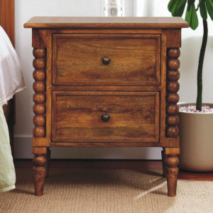 Il comodino Harper Spindle con due cassetti, dettagli torniti e finitura Amber Oak.