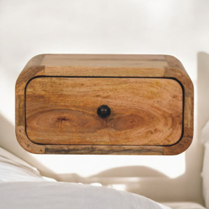 Comodino sospeso Avora Mini in legno massello di mango effetto rovere, con profilo arrotondato e pratico cassetto compatto.