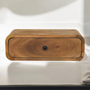 Comodino sospeso Avora Oak-ish in legno massello di mango, con finitura effetto rovere, profilo arrotondato e pratico cassetto.
