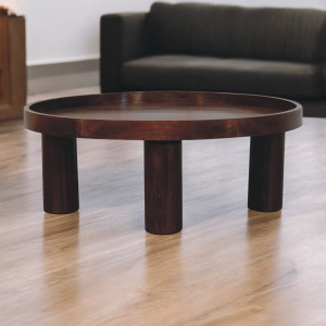 Tavolino Crescent Chestnut inserito in un soggiorno contemporaneo come raffinato centro della zona conversazione.