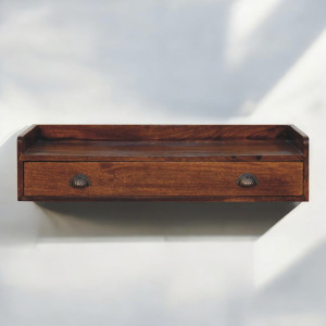 Consolle sospesa Belmont: il calore del legno massello di mango incontra la raffinata luminosità delle maniglie in ottone.