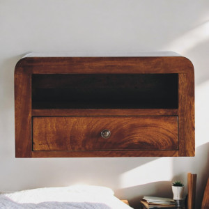 Comodino sospeso Chunky: il calore del legno massello di mango incontra la leggerezza di un raffinato design a parete.