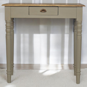 Elegante scrittoio artigianale con piano effetto rovere, base dipinta a mano e raffinate gambe scanalate.
