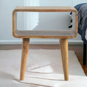 Raffinato comodino in legno massello di mango con bordi curvi, vano aperto e gambe affusolate in stile nordico.