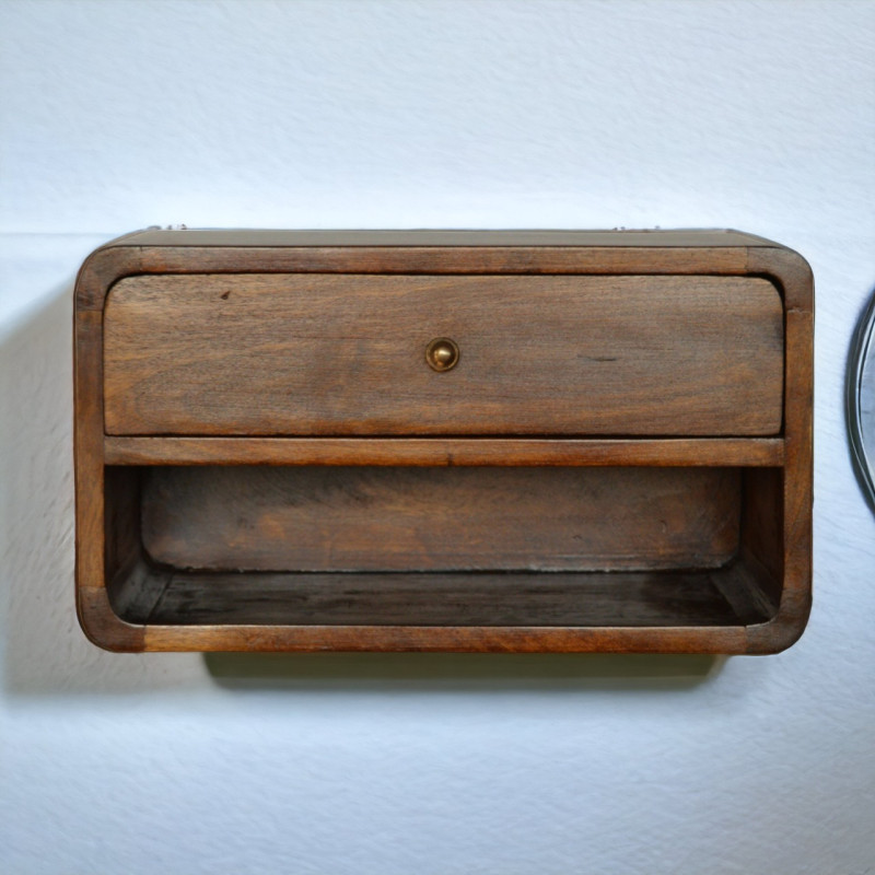 Raffinato comodino sospeso in legno massello di mango con cassetto, vano aperto e bordi delicatamente curvi.