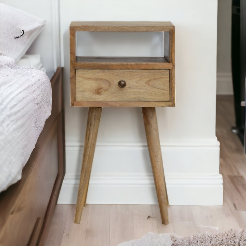 Raffinato comodino compatto in legno massello di mango con finitura effetto rovere, cassetto, vano aperto e gambe nordiche.