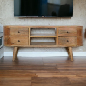 Elegante mobile TV in legno massello di mango con bordi arrotondati, quattro cassetti, due vani centrali e gambe nordiche.