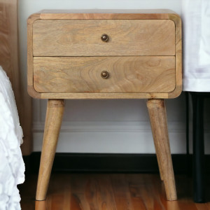 Raffinato comodino in legno massello di mango con finitura effetto rovere, due cassetti, bordi arrotondati e gambe nordiche.