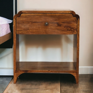 Raffinato comodino Newton in legno massello di mango con finitura castagno, cassetto superiore e pratico ripiano aperto.