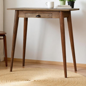Raffinata scrivania compatta in legno massello di mango con cassetto centrale, maniglia in ottone e gambe nordiche.