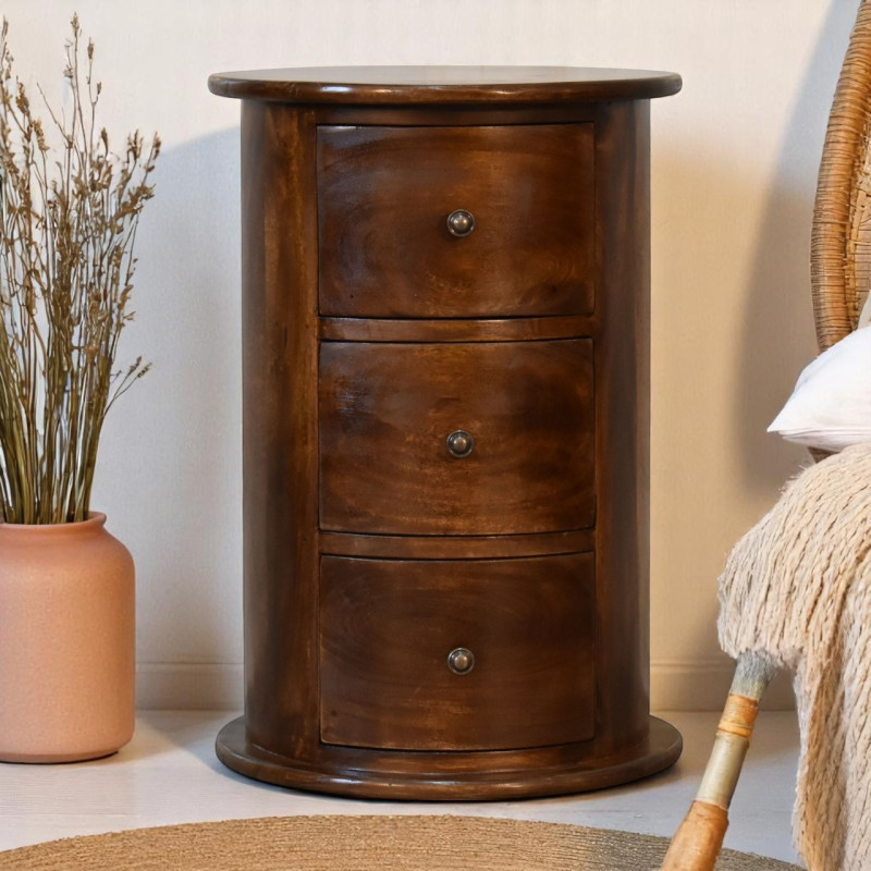 Raffinata cassettiera rotonda in legno massello di mango con finitura castagno, tre cassetti integrati e piano d’appoggio.