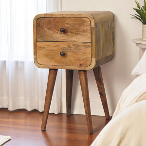 Raffinato comodino compatto in legno massello di mango con bordi curvi, due cassetti, pomelli lucidi e gambe nordiche.