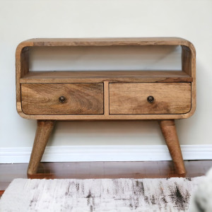 Raffinato mobile TV compatto in legno massello di mango con finitura effetto rovere, bordi curvi, due cassetti e vano aperto.