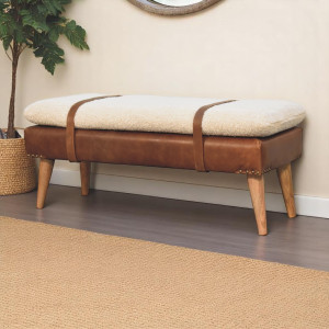 Elegante panca artigianale in bouclé crema con fasce in pelle di bufalo e gambe in mango finitura rovere.