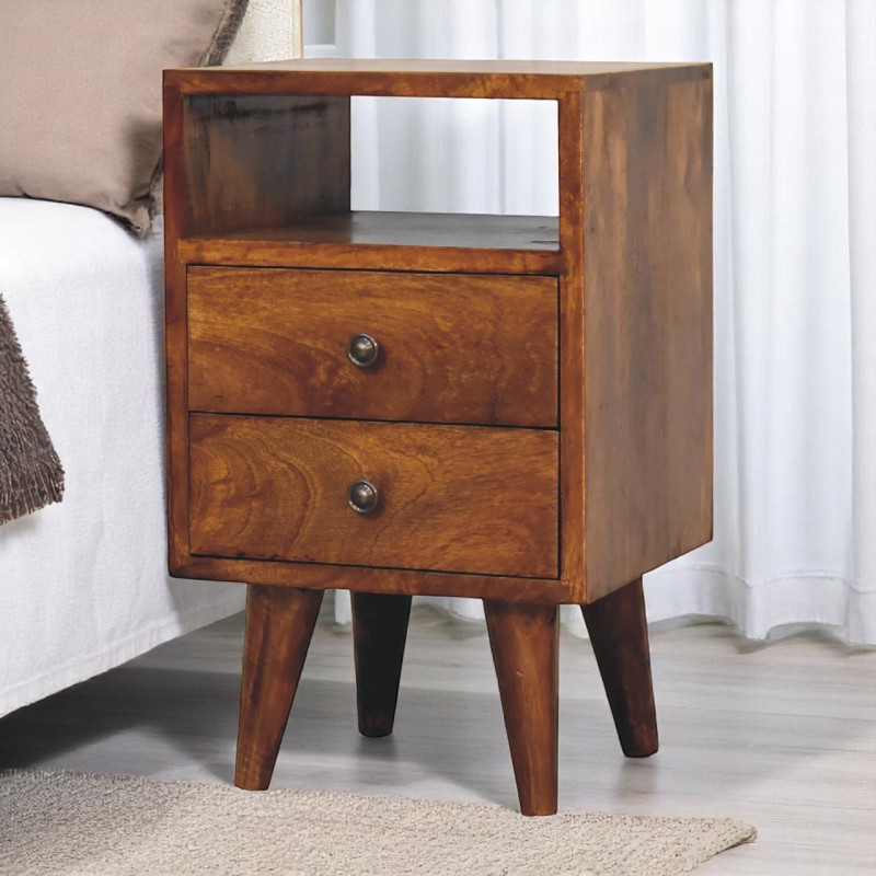 Elegante comodino compatto in legno massello di mango con due cassetti, vano aperto, pomelli in ottone e gambe nordiche.