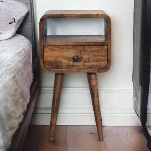 Raffinato comodino compatto in legno massello di mango con finitura grigio lavato, cassetto, vano aperto e gambe nordiche.