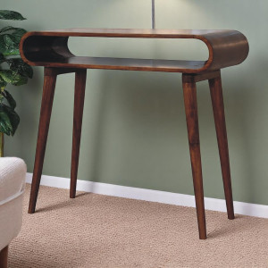 Consolle Amaya in mango massello con finitura castagno, bordi arrotondati, ripiano aperto e gambe di ispirazione nordica.
