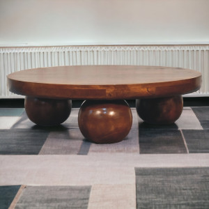 Tavolino centrale rotondo in mango massello con finitura castagno, piano da 80 cm e caratteristici piedi a sfera.