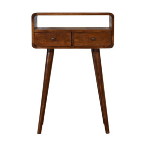 Raffinata consolle compatta in legno massello di mango con bordi curvi, due cassetti, vano centrale e gambe nordiche.