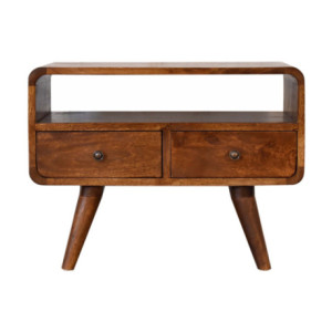 Raffinato mobile TV compatto in legno massello di mango con bordi curvi, vano aperto, due cassetti e gambe nordiche.