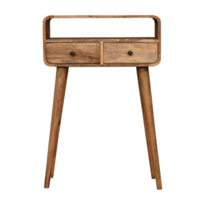 Raffinata consolle compatta in legno massello di mango con finitura effetto rovere, bordi curvi, due cassetti e gambe nordiche.